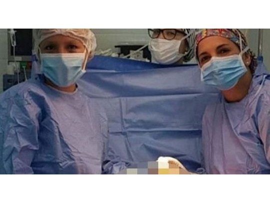 Suspenden a médicos por sacarse selfies en plena operación