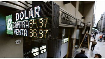 ámbito.com | Distancia. La tomó ayer el dólar del nivel inferior de la banda de flotación dispuesta por el BCRA, elevándose de los $36.