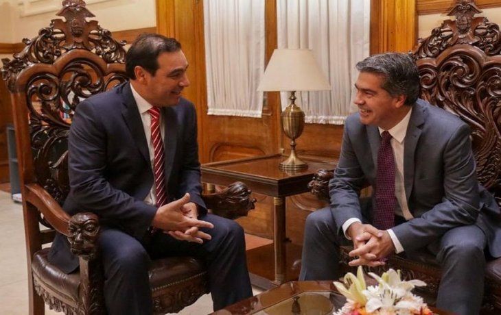 Avanzada. Gustavo Valdés (anfitrión) y Jorge Capitanich, ayer en tierra correntina. Buscarán que segundo puente entre en Presupuesto 2020.