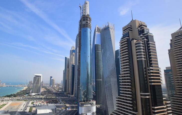 La mega torre, en plena zona de Dubai Marina, se integra a un corredor de rascacielos residenciales y hoteleros. Imagen de cuando aún estaba en obras La mega torre, en plena zona de Dubai Marina, se integra a un corredor de rascacielos residenciales y hoteleros. Imagen de cuando aún estaba en obras
