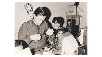 El delicioso documental de Nicolás Frenkel «Amateur» se centra en un odontólogo entrerriano que, a los 70 años, sigue realizando películas caseras de todo género como mejor le permiten sus recursos.