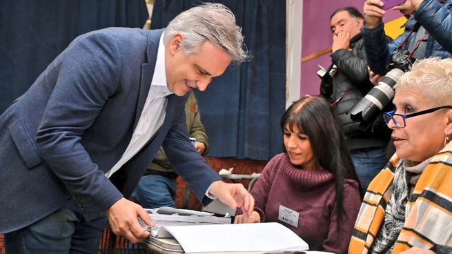 Martín Llaryora, al momento de votar. Pasadas las 18 había optimismo en el búnker oficialista.