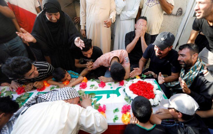 VIOLENCIA. Expulsado el Estado Islámico (EI), Irak intenta recobrar la normalidad, aunque la muerte sigue latente. Una familia llora a un militar caído en combate en Bagdad.