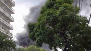 Bomberos controlan el feroz incendio en Caballito
