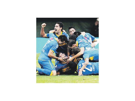 Debajo de la montaña humana está Martín Palermo con la boca llena de gol. Boca ganó el superclásico por practicidad y complicó a River en el promedio. No fue superior en el juego, pero aprovechó un insólito error de Juan Pablo Carrizo y la capacidad goleadora de Palermo para ganar.