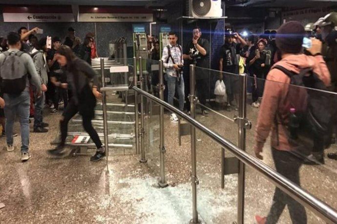 Chile protestas subte 2.jpg