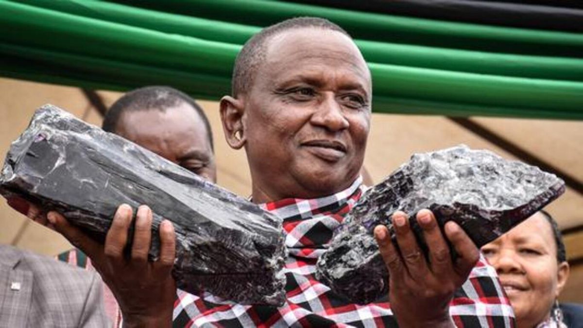 He worked in a mine, became a millionaire and a month later he found a stone valued at 2 million dollars.
