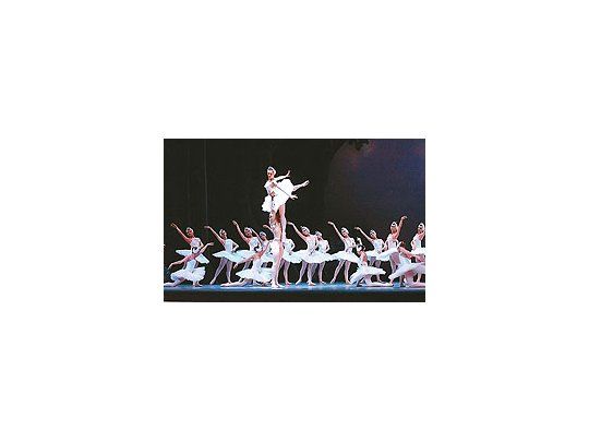 Marianela Núñez (eficazmente acompañada por el brasileño Thiago Soares) ofrece unamagnífica performance en la versión «aligerada» y no siempre lograda del «El lago delos cisnes» del Argentino de La Plata.