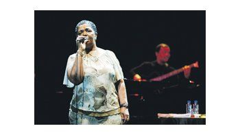 Cesaria Evora anunció en París, adonde llegó «en un estado de gran debilidad», según un comunicado de su discográfica, que se retira de los escenarios.