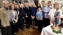 Macron y su esposa junto a dirigentes de derechos humanos en su visita a la iglesia de Santa Cruz.
