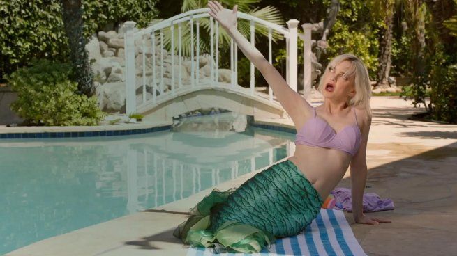 En HBO Max, una serie rara y adictiva convierte el absurdo cotidiano en humor incómodo, con episodios que se disfrutan como historias sueltas.