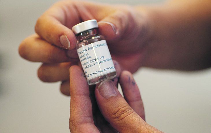 Inoculación. Los gobiernos siguen llamando a toda la población a que se de la vacuna, pese a que muchos aún se niegan a hacerlo.