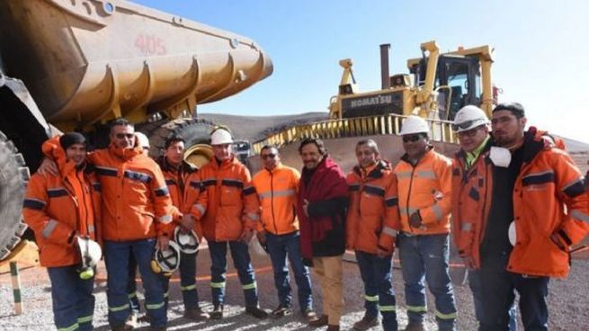 El gobernador salteño Gustavo Sáenz con trabajadores mineros.