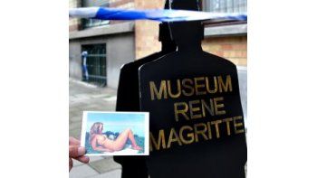 La pintura fue robada el 24 de septiembre de 2009 por dos hombres que actuaron a cara descubierta en el pequeño museo que acoge la antigua casa del matrimonio Magritte en Jette.