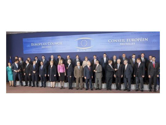 Los líderes europeos participan de la Cumbre en Bruselas en busca de una solución duradera para la crisis continental, con consenso sobre la necesidad de alentar el crecimiento y regular la banca pero divididos sobre el tema de mutualizar la deuda europea.