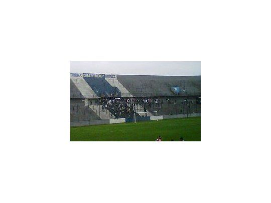 La barra de Quilmes despidió al hijo del jefe en pleno partido (Foto: Radio FMQ).