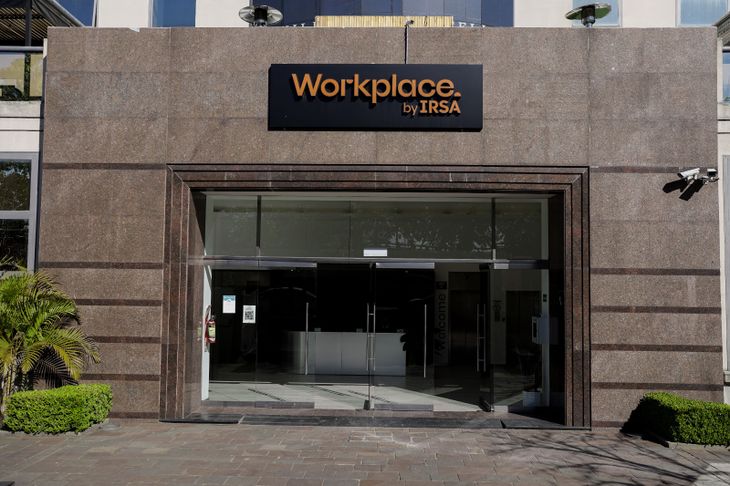 La entrada principal de Workplace by IRSA, el espacio corporativo ubicado en Polo Dot que reúne empresas tecnológicas, fintech y propuestas vinculadas a innovación La entrada principal de Workplace by IRSA, el espacio corporativo ubicado en Polo Dot que reúne empresas tecnológicas, fintech y propuestas vinculadas a innovación