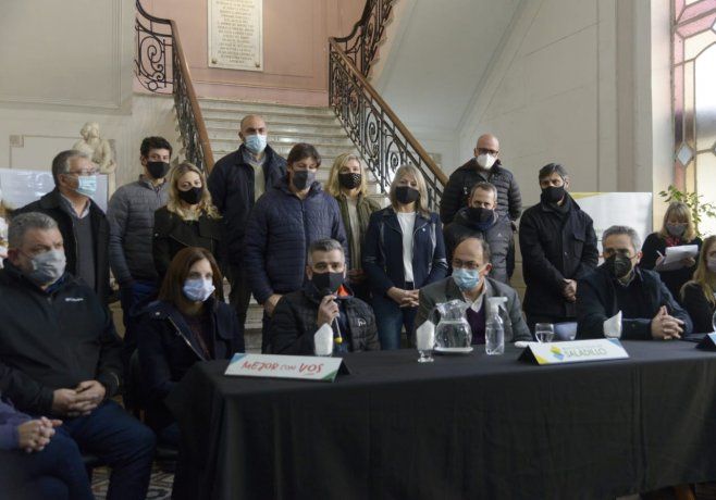 En su primer d&iacute;a como ministro, Juan Zabaleta visit&oacute; a familias afectadas por el temporal en Saladillo.