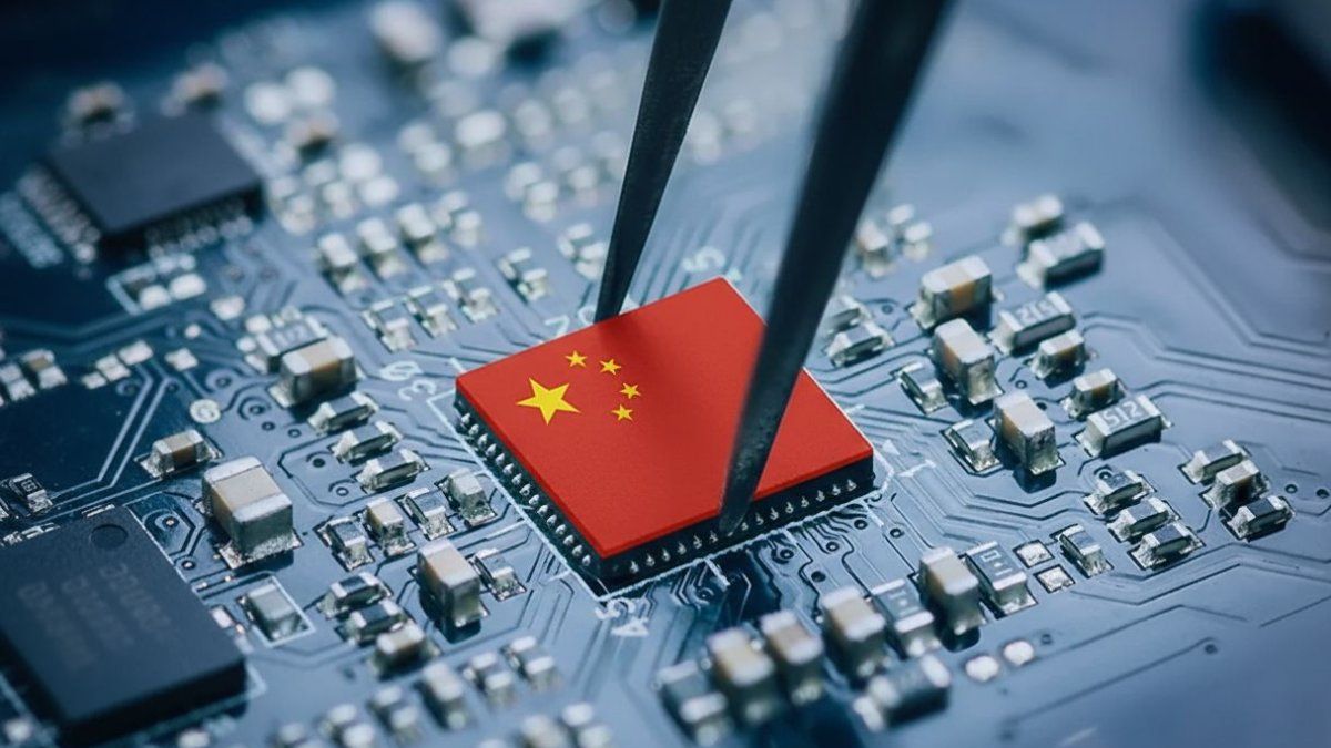 China prohíbe chips de inteligencia artificial extranjeros en centros de datos financiados por el Estado