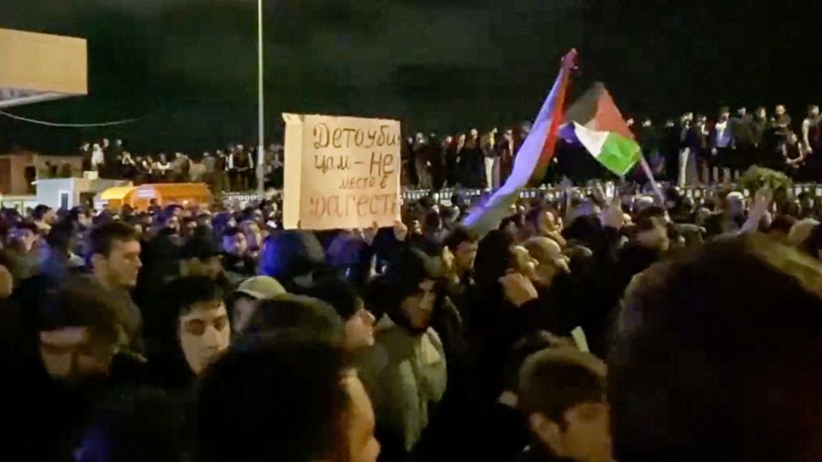 Guerra en Gaza: manifestantes con banderas palestinas tomaron el aeropuerto de Daguestán en Rusia