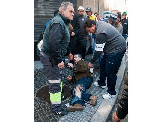 Un herido por una bomba de estruendo de Camioneros