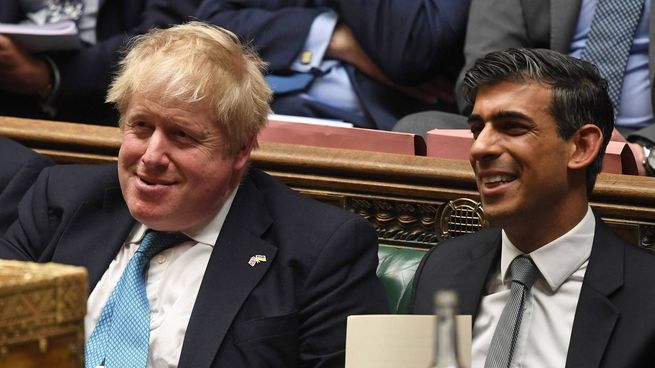 El primer ministro británico, Boris Johnson, y su exministro de Finanzas, Rishi Sunak.