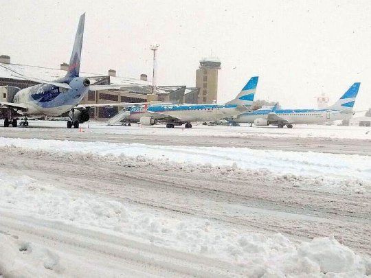 Durante el fin de semana una fuerte nevada impidió el normal abastecimiento de combustibles a los aviones en el aeropuerto de Bariloche.&nbsp;