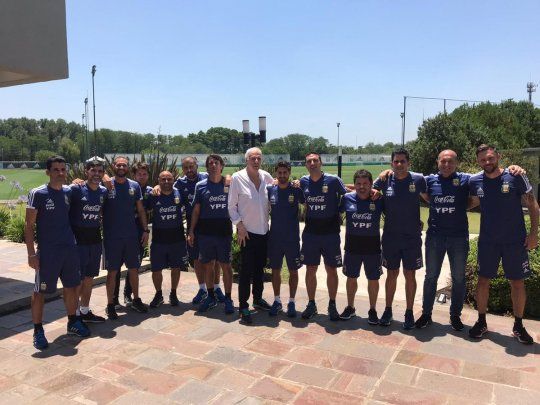 Menotti junto a los CT de la Selección masculina mayor y juveniles.
