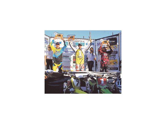 Darío Arco (Suzuki 450), José Felipe (Kawasaki 450) y Sebastián Sánchez animadores. Victoria y campeonato para Felipe.