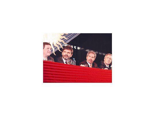 Mario Oporto (ministro provincial de Educación), Daniel Filmus (su par nacional), Felipe Solá y Néstor Kirchner, ayer, en la tribuna levantada en la localidad de Ituzaingó en la cual el Presidente dijo que la falta de justicia en el pasado es una de las causas de la ola criminal actual.