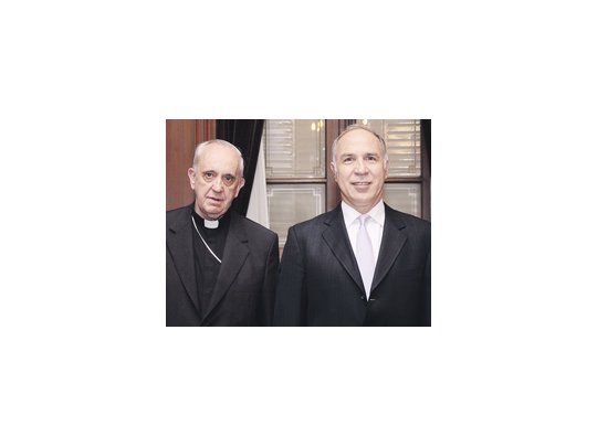 El cardenal Jorge Bergoglio y el presidente de la Corte, Ricardo Lorenzetti, analizaron ayer la situación institucional de la Argentina y acordaron en la necesidad de establecer acuerdos entre los diferentes poderes, en una reunión a puertas cerradas y de bajo perfil para evitar politizar el encuentro.