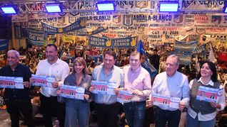 Gerardo Zamora cerró la campaña del Frente Cívico en La Banda junto a su candidato Llamil Abdala. Gerardo Zamora cerró la campaña del Frente Cívico en La Banda junto a su candidato Llamil Abdala.