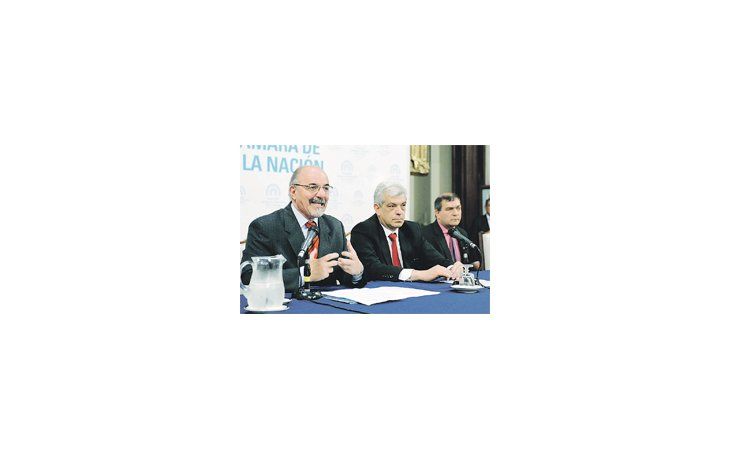 Carlos Tomada fue ayer a Diputados para lanzar junto con Julián Domínguez el Programa de Inserción para Personas con Discapacidad , que deberían llegar a cubrir un  cupo del 4% de la planta de personal.