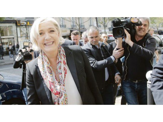 ¿Optimista?. La ultraderechista Marine Le Pen no muestra dudas sobre sus posibilidades de ganar la segunda vuelta presidencial. Confía en el rechazo de las clases populares a la élite y desafía todos los pronósticos.