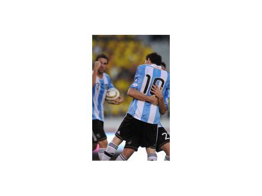 Reacción. Argentina supo cambiar en el segundo tiempo y revirtió un resultado adverso en un campo difícil.