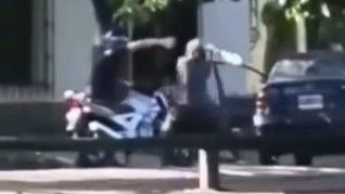 Un motociclista de 25 años abordó a un automovilista de 51 años luego de un choque entre sus vehículos.
