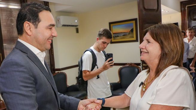 Patricia Bullrich con el gobernador radical, Eduardo Valdés.