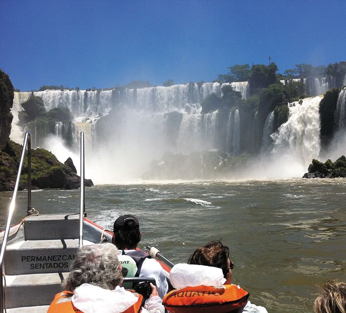 La Gran Aventura, una excursión en bote o gomón que lleva a grupos de turistas hasta prácticamente debajo de los saltos de agua.