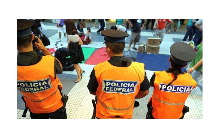 Imputaron a policías por permitir a manteros instalar puestos en Caballito