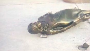 Río Gallegos: vandalizaron las estatuas de Néstor y Cristina Kirchner.