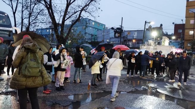 Vecinos cortan el acceso a la terminal de ómnibus. 