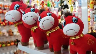 Un error de costura transformó un peluche en tendencia nacional en China. Un error de costura transformó un peluche en tendencia nacional en China.