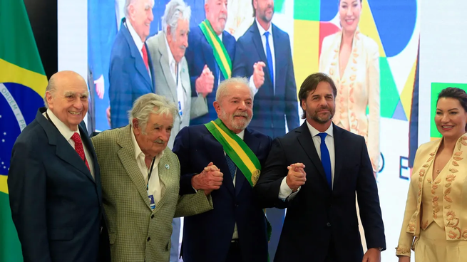 Julio María Sanguinetti, José Pepe Mujica y el presidente del Uruugay, Luis Lacalle Pou, junto a Lula Da Silva, en la asunción del brasileño. (Foto: AFP)