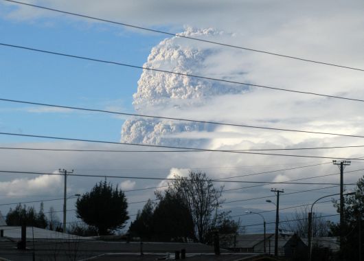 Bariloche aislada por lluvia de cenizas del volcán Puyehue (foto 1)