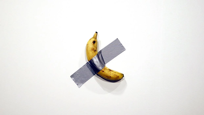 La obra de arte conceptual, una banana pegada a una pared con cinta adhesiva, fue vendida por u$s6,2 millones en una subasta en Nueva York. Se trata de la famosa obra “Comedian”, del artista italiano Maurizio Cattelan.