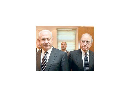George Mitchell, enviado de la Casa Blanca para Medio Oriente, se encontró ayer con el primer ministro israelí, Benjamín Netanyahu. Ambos gobiernos chocan por los planes israelíes de continuar con la construcción de asentamientos en Cisjordania.