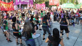 Organizaciones feministas marchan en el Día Mundial contra la Violencia de Género.