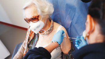 APURO. Una anciana recibe la vacuna contra el covid-19 en Roma. La vacunación en Europa avanza mucho más lento que lo pronosticado debido a la demora de los laboratorios en entregar las dosis prometidas.&nbsp;