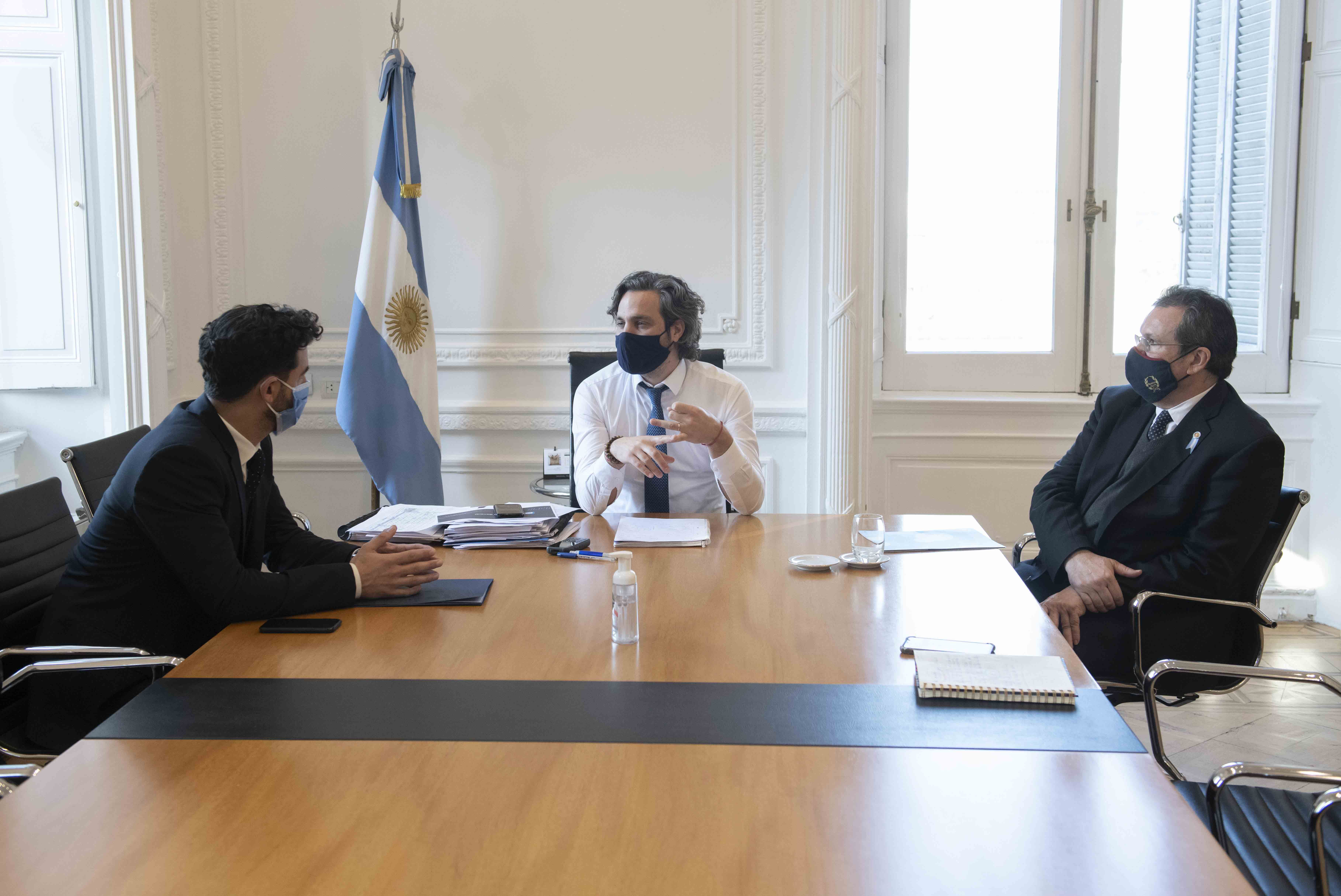 El Jefe de Gabinete de Ministros de la Nación, Santiago Cafiero, recibió en su despacho de la Casa Rosada al Ministro de Cultura, Tristán Bauer, y al vicepresidente del Banco de la Nación Argentina, Matías Tombolini.