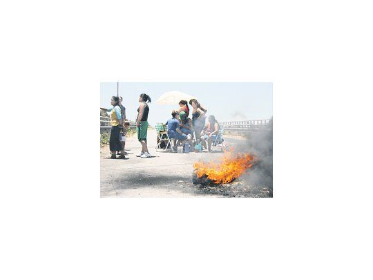 En la localidad santafesina de Gobernador Gálvez, vecinos cortaron la Ruta 21 en reclamo de viviendas, en una postal que derivó en disturbios.